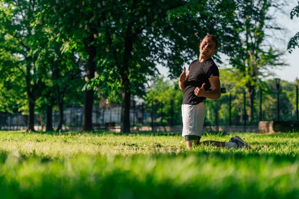 Retrato Joven Guapo Sonriente Feliz Haciendo Ejercicio Aire Libre Parque —  Fotos de Stock