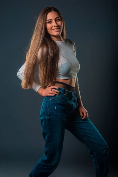 Retrato Una Atractiva Chica Moda Suéter Lana Jeans Posando —  Fotos de Stock