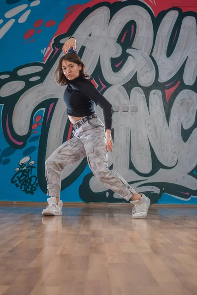 Aantrekkelijke Jonge Vrouw Doet Breakdance Bewegen Graffiti Achtergrond — Stockfoto