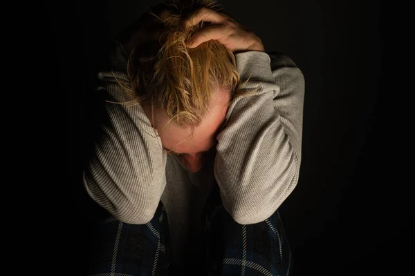Kırık Çocuk Acı Çekerken Ağlarken Başını Tutuyor — Stok fotoğraf