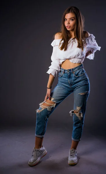 Studio Body Shot Une Jolie Femme Posant Haut Blanc Jeans — Photo