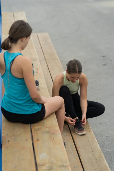 Chicas Atractivas Hermosas Están Hablando Formación Mientras Que Tomar Descanso — Foto de Stock