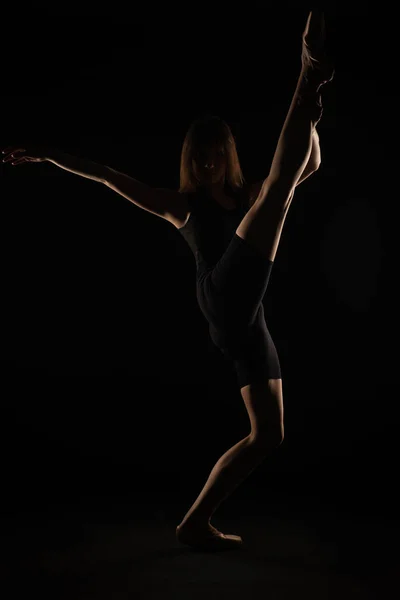 Silhouette Ballerine Posant Avec Une Jambe Vers Haut — Photo