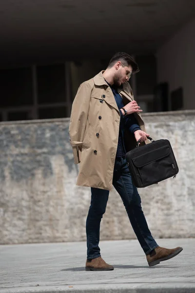 Urban Businessman Walking Talking His Phone His Partners — Stock Photo, Image