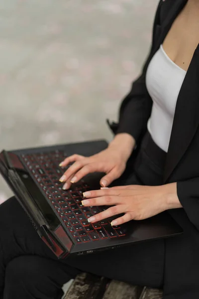 Feche Retrato Mãos Clicando Trabalhando Computador Portátil — Fotografia de Stock