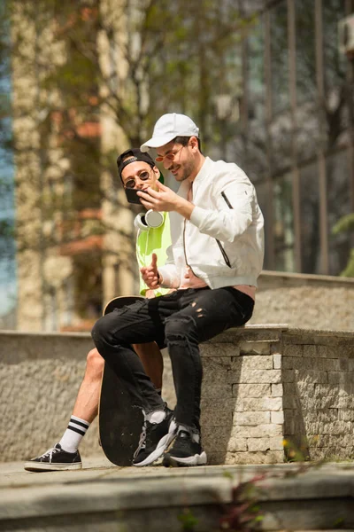 Deux Beaux Amis Vérifient Les Selfies Ils Ont Pris — Photo