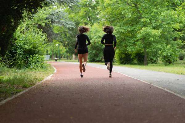 Garotas Atraentes Bonitas Estão Correndo Pista Vermelha — Fotografia de Stock