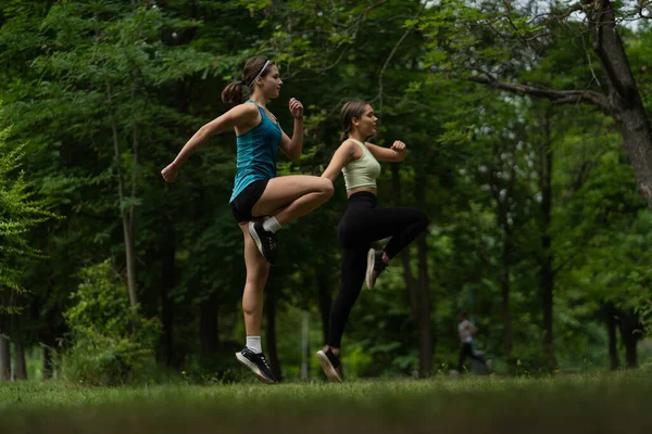 Deux Filles Attrayantes Bien Construites Sautent Une Jambe Vers Haut — Photo