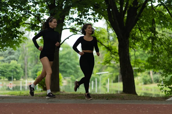 Zwei Mädchen Laufen Zusammen Während Sie Über Das Training Sprechen — Stockfoto