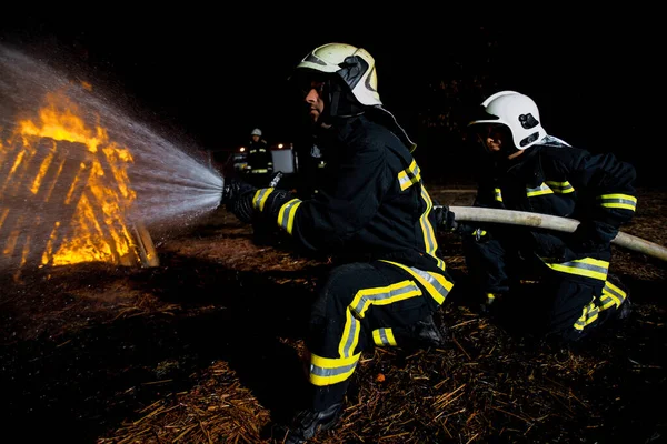 Bomberos Equipados Con Equipo Protección Durante Una Operación Lucha Contra —  Fotos de Stock