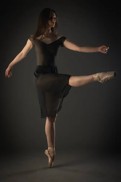 Schöne Ballerina Macht Eine Balance Pose Mit Einem Bein Nach — Stockfoto