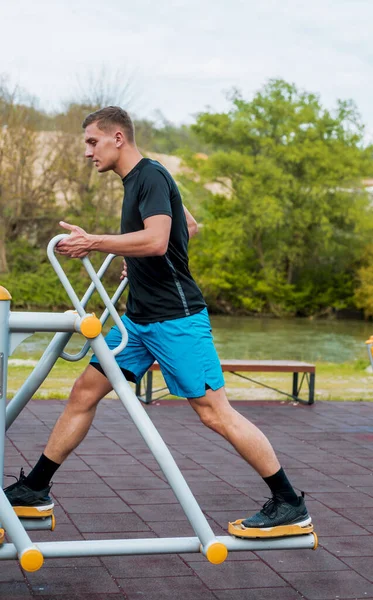 Fitness Mann Beim Training Der Klimmzugstange Kerl Macht Klimmzüge Beim — Stockfoto