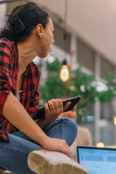 Mujer Negocios Bastante Latina Una Reunión Informal Negocios Mirando Lado —  Fotos de Stock