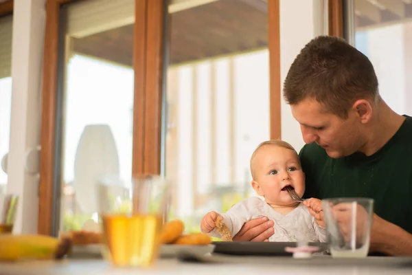 Schöner Vater Versucht Die Gabel Aus Dem Mund Seines Kleinen — Stockfoto