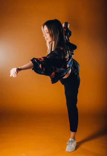 Mujer Joven Con Estilo Que Practica Poses Danza Estilo Moderno —  Fotos de Stock