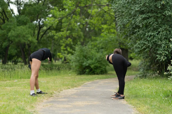 Deux Attrayant Beauitufl Filles Sont Étirant Leur Dos Extérieur — Photo