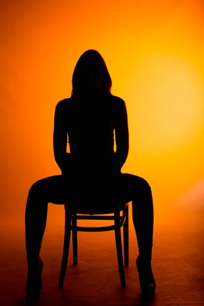 Colpo Del Corpo Una Ragazza Dalla Silhouette Moderna Cool Seduta — Foto Stock