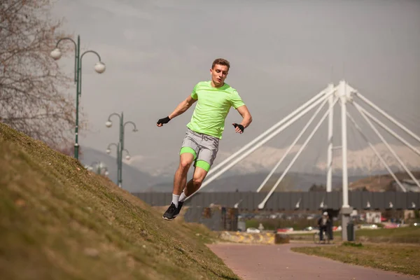Männlicher Sportler Läuft Beim Sprung Auf Die Seitenwand — Stockfoto