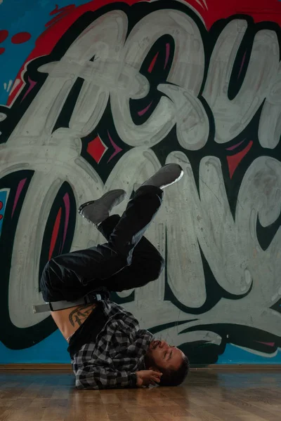 Dançarino Jovem Moda Dançando Frente Graffiti — Fotografia de Stock