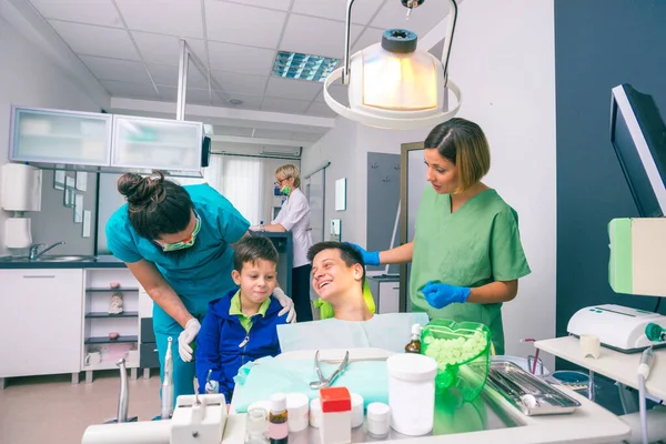 Equipe Dentista Profissional Dois Meninos Como Pacientes Consultório Odontológico — Fotografia de Stock