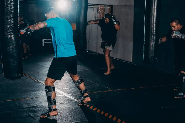 Ganzkörperansicht Des Muskulösen Jungen Boxers Beim Training Mit Boxsack — Stockfoto