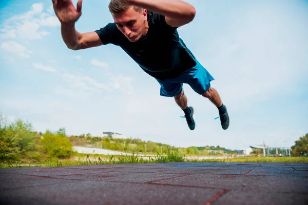 Sportlicher Mann Macht Klatschende Liegestützübungen Workout Cardio Draußen Stadtpark Morgen — Stockfoto