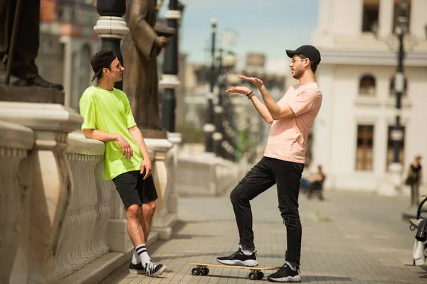 Dos Amigos Varones Están Discutiendo Algo Día Soleado — Foto de Stock