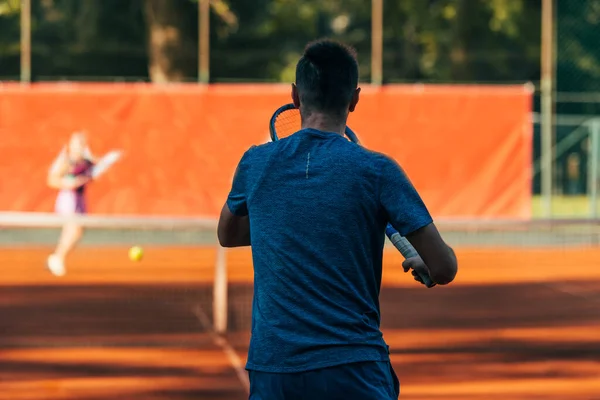 Vista Trasera Jugador Tenis Listo Para Servir Una Cancha Barro —  Fotos de Stock