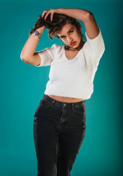 Retrato Sorrir Menina Bonita Adolescente Contra Fundo Azul Posando Estúdio — Fotografia de Stock