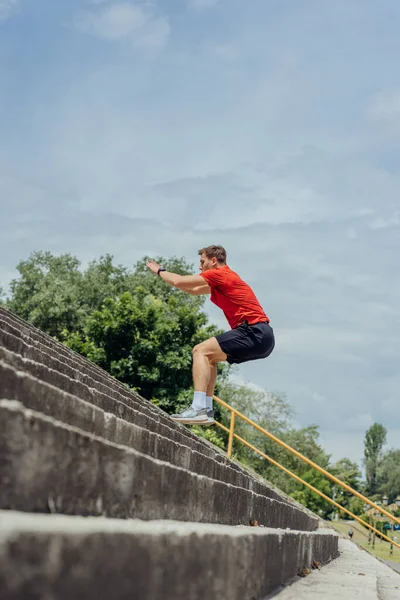 Foto Vista Lateral Atleta Masculino Ativo Pulando Escadas Treinamento Livre — Fotografia de Stock