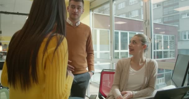 Multiraciale Collega Die Een Gesprek Voeren Het Werk Dat Tot — Stockvideo