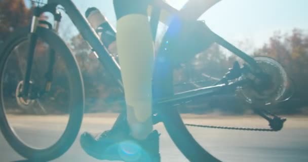 Hombre Mayor Montando Bicicleta Las Colinas Montaña Durante Día — Vídeo de stock