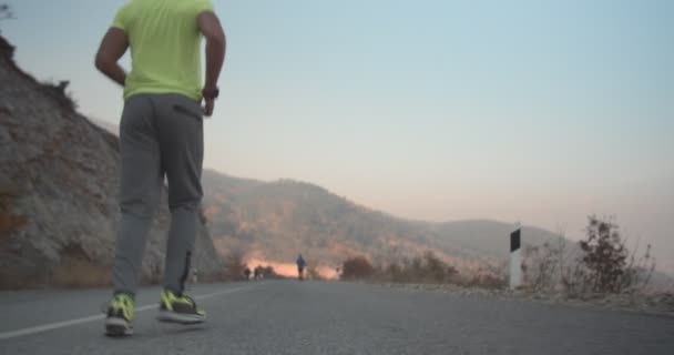 Erwachsene Wanderer Treiben Sport Hoch Oben Auf Den Bergen — Stockvideo