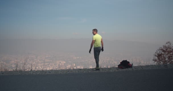 Dospělý Turista Dělá Sport Vysoko Horách — Stock video