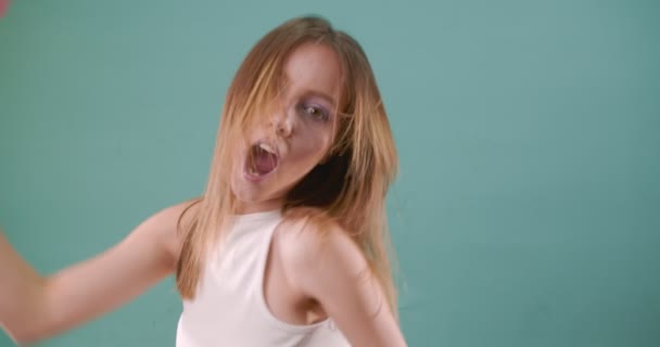 Aantrekkelijk Meisje Dansen Plezier Hebben Terwijl Poseren Studio — Stockvideo