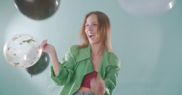 Atraktivní Dívka Tanec Baví Při Pózování Studiu — Stock video