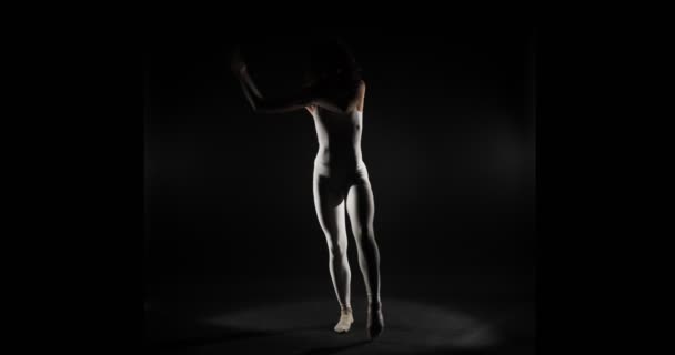 Девочка Танцует Черной Атмосфере — стоковое видео