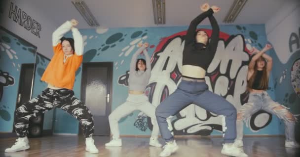 Jeune Groupe Hip Hop Pratiquant Ensemble — Video