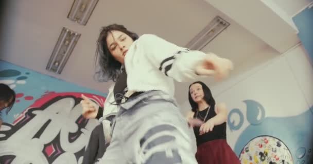 穿着时髦衣服的年轻女子在她的舞蹈团中间跳舞 — 图库视频影像