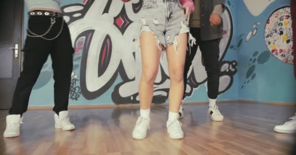 Grup Performansları Üzerinde Çalışan Iki Yetenekli Hip Hop Dansçısı — Stok video