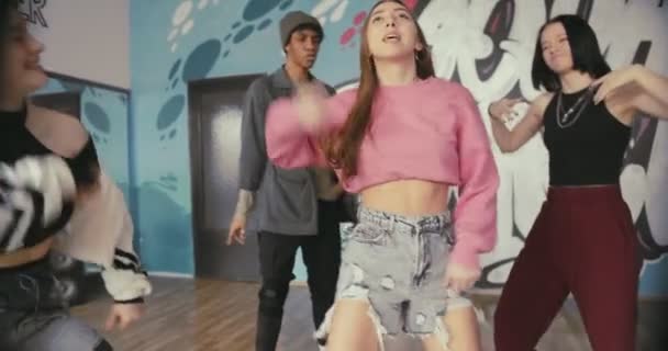 Dziewczyna Tancerka Tańczy Dobrze Się Bawi Środku Kręgu Tanecznego Podczas — Wideo stockowe