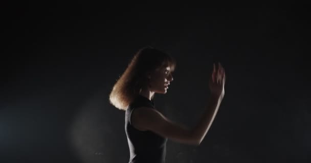 Belle Ballerine Dansant Studio Sur Fond Noir — Video