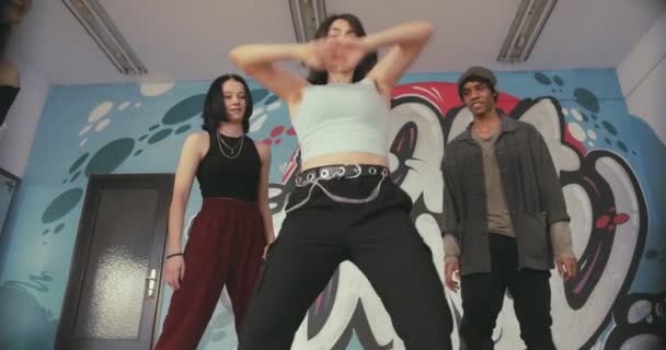 Młody Hip Hop Tancerka Ćwiczenia Jej Umiejętności Taneczne — Wideo stockowe