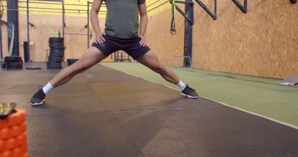 Yakışıklı Zinde Adam Çapraz Egzersiz Yapıyor — Stok video