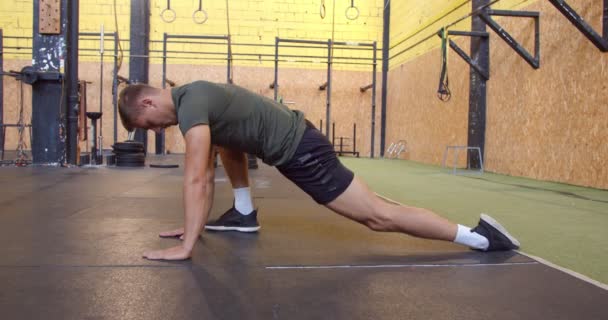 Guapo Chico Forma Haciendo Ejercicios Crossfit — Vídeos de Stock