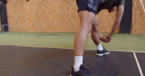 Knappe Fitte Jongen Maken Crossfit Oefeningen — Stockvideo