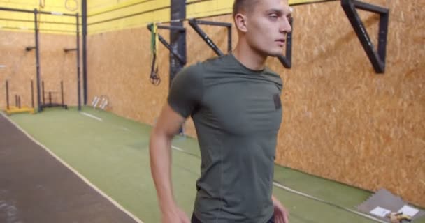 Przystojny Wysportowany Facet Robi Ćwiczenia Crossfit — Wideo stockowe