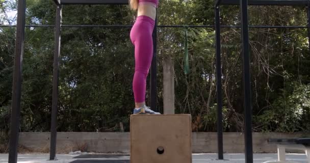 Mulher Começando Fazer Exercício Livre — Vídeo de Stock