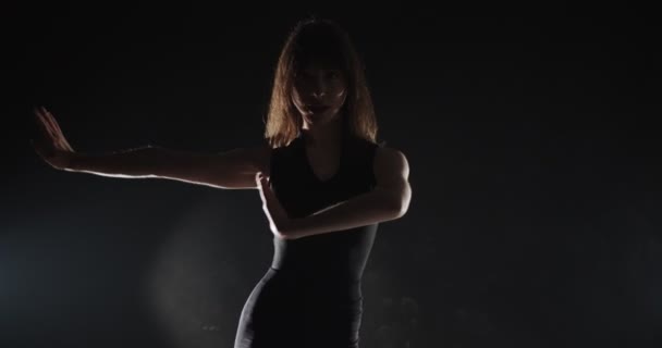 Belle Ballerine Dansant Studio Sur Fond Noir — Video