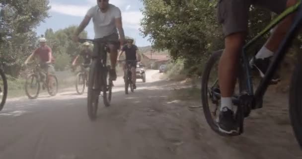 Grupo Amigos Están Bicicleta Juntos Mientras Siguen Ruta — Vídeos de Stock